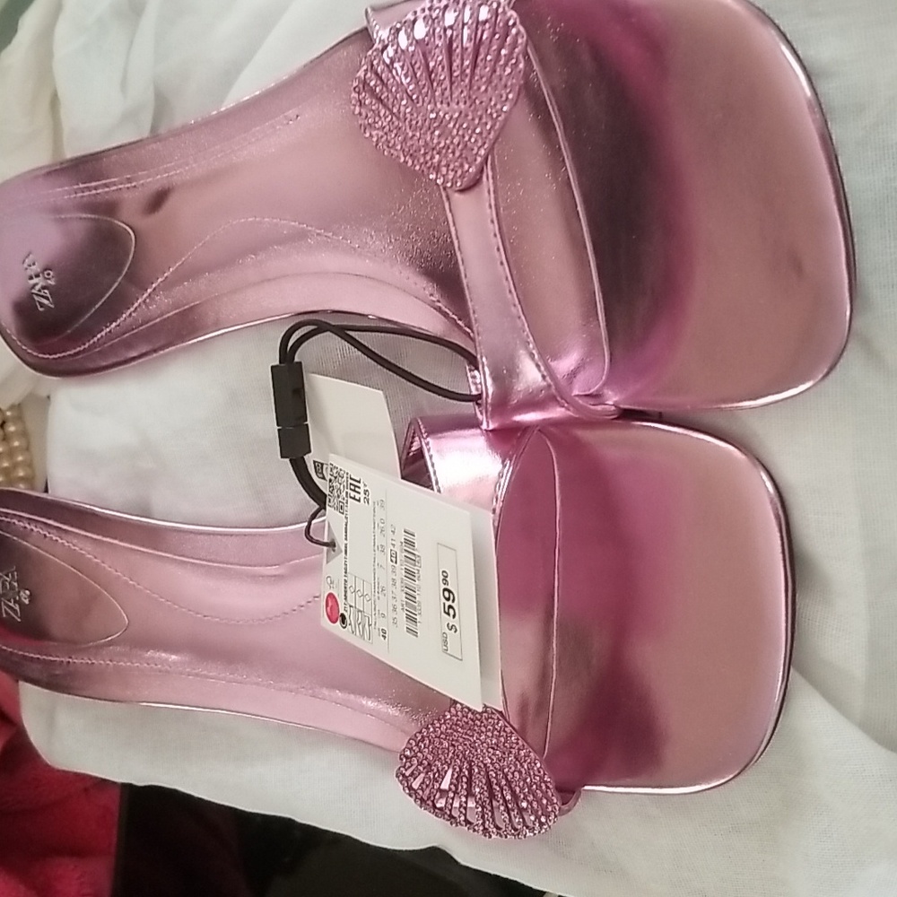 NWT pink metallic shell motif slides, 1 1/2 in heel